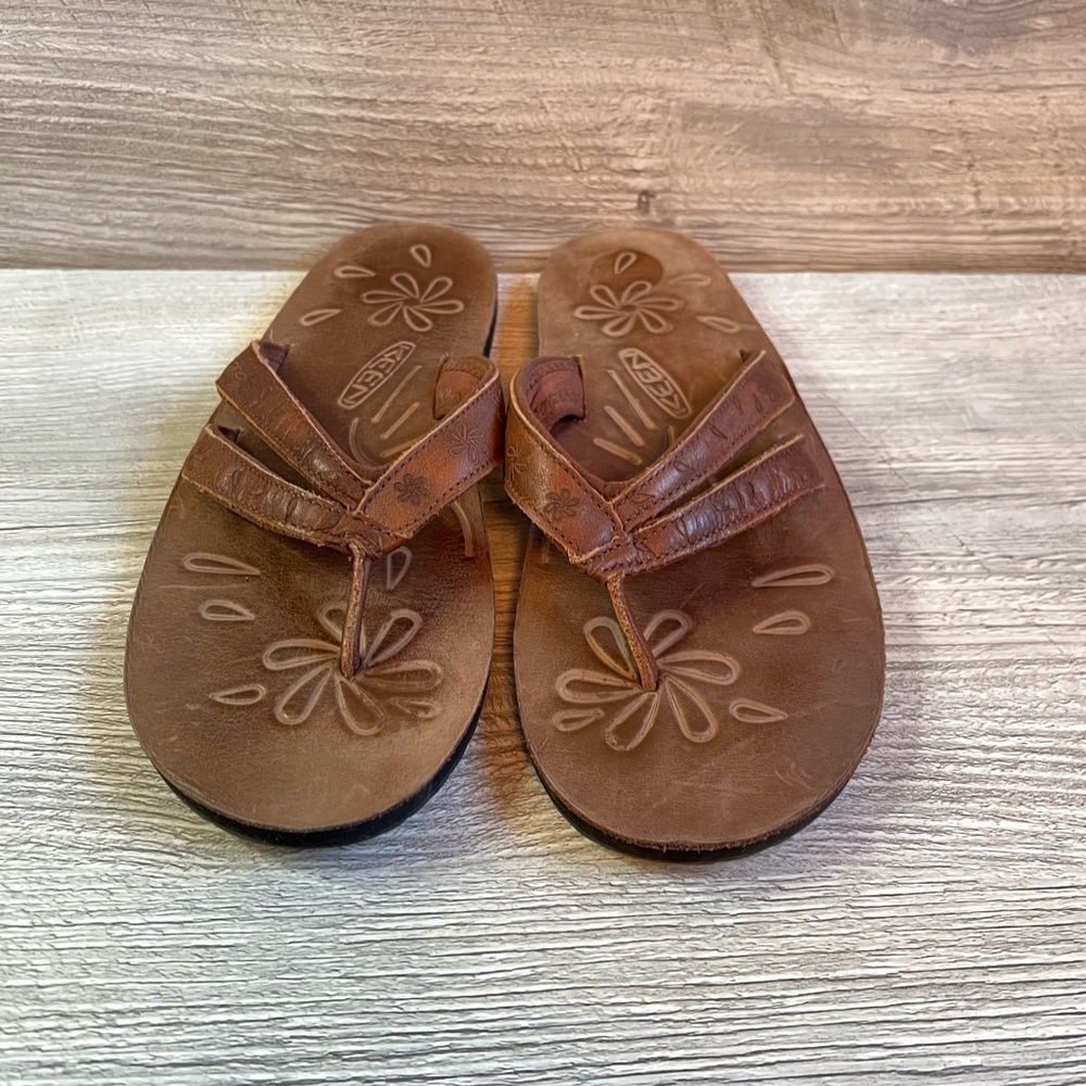 Keen brown leather floral etched flip flops size 7 - Picture 6 of 10